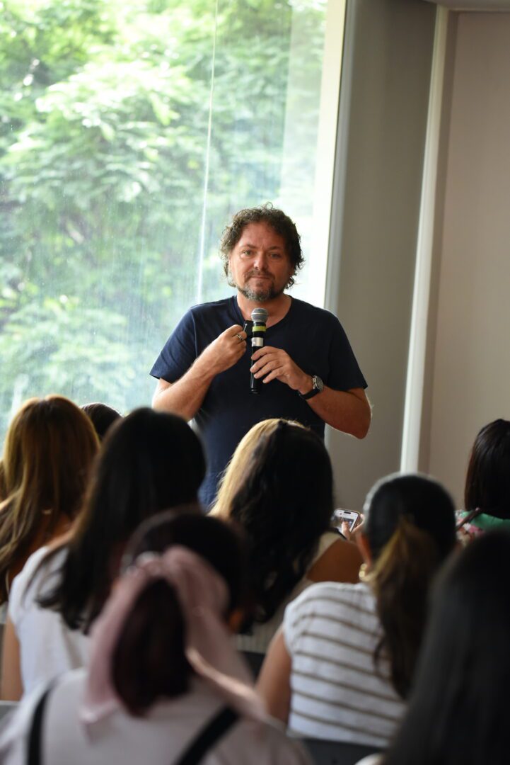 Jean Guillaume Salles enseñando a sus alumnos en una formación de Descodificación Biológica
